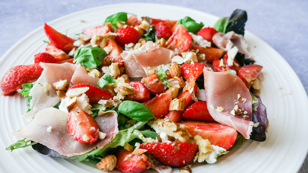 Spekeskinkesalat med jordbær og nøtter 