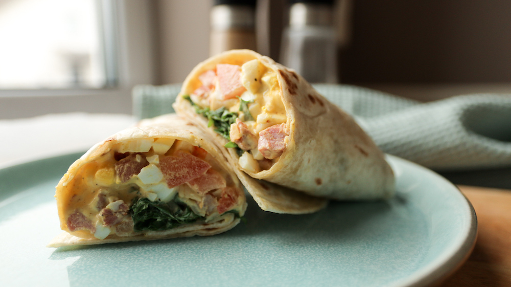 saftig wrap med bacon og eggesalat